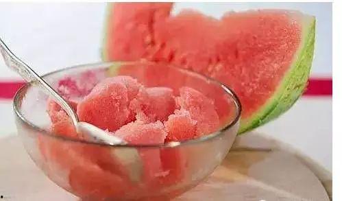 大勺子吃瓜图片