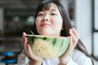 女童吃瓜拍照,童真瞬间定格