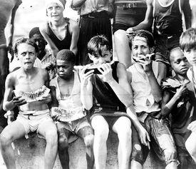 吃瓜群众拍照背景,背景故事大揭秘