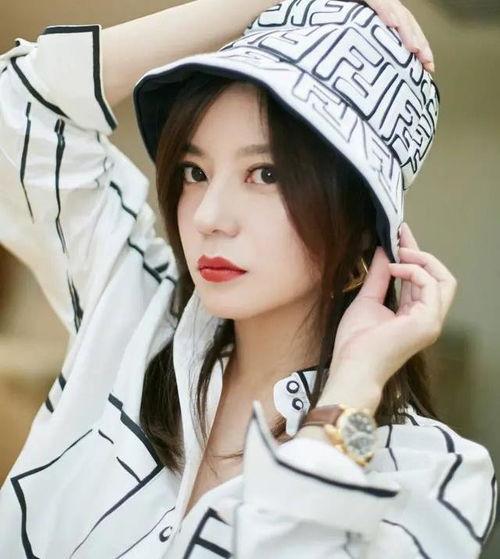 赵薇女儿吃瓜,萌态十足引网友热议