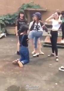 女生被围殴吃瓜,女生勇敢反击，吃瓜群众见证正义