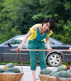 美女摘瓜吃,美女摘瓜尽享田园美味