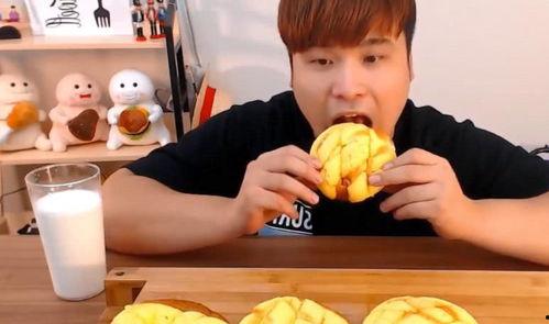 吃哈密瓜面包,甜蜜邂逅，美味新体验